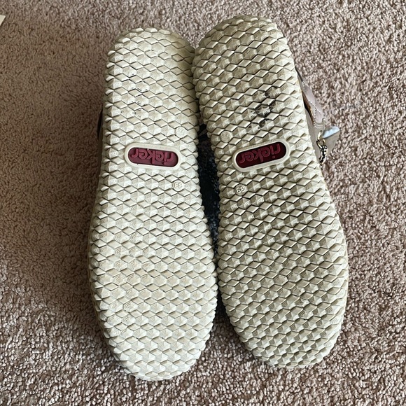 Rieker Women's Cordula Weather-Resistant Ankle Bootie- size 39 European, 8 in US - Picture 6 of 7